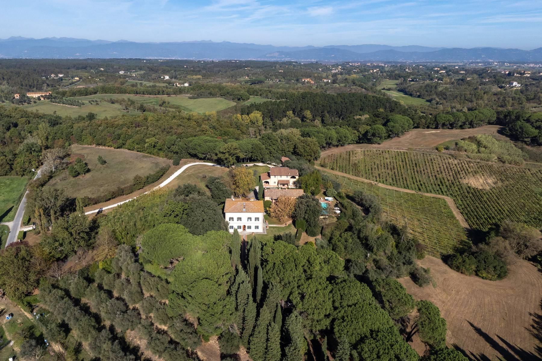 Villa con dépendance e vigneto in Toscana - 1