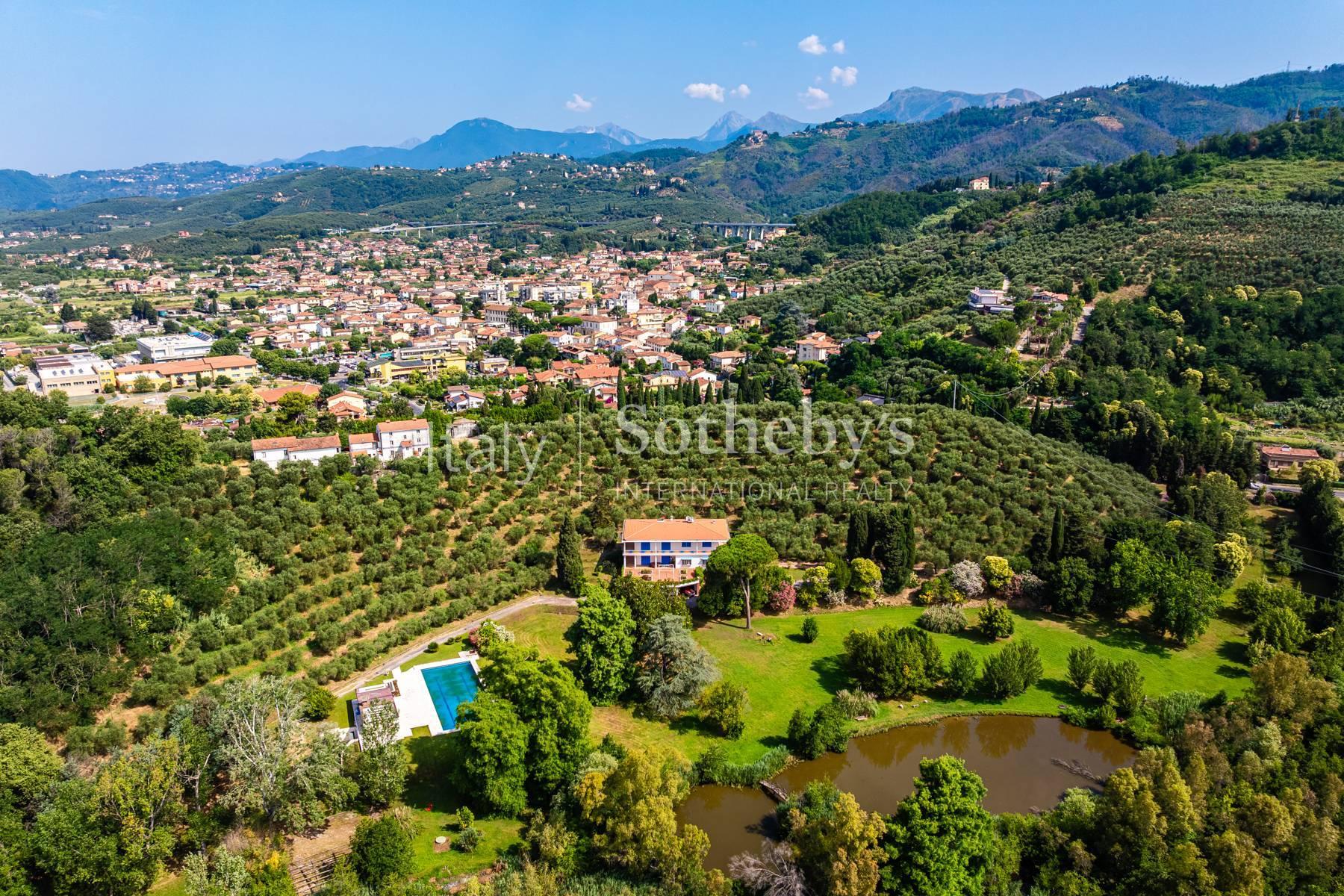 Elegante villa toscana con piscina, laghetto e dépandance, in vendita, Massarosa | Sotheby’s Realty Italy - 32