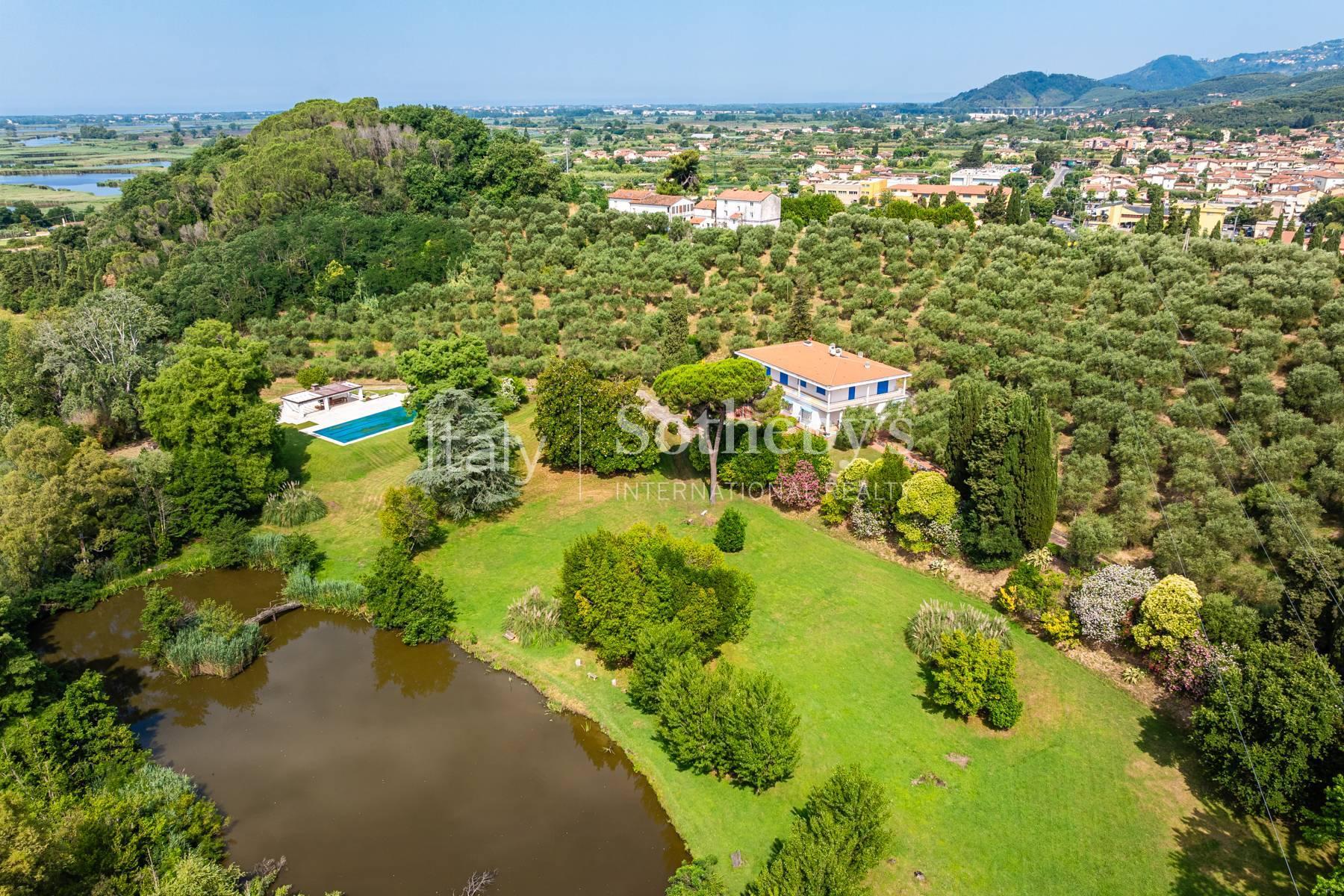 Elegante villa toscana con piscina, laghetto e dépandance, in vendita, Massarosa | Sotheby’s Realty Italy - 34
