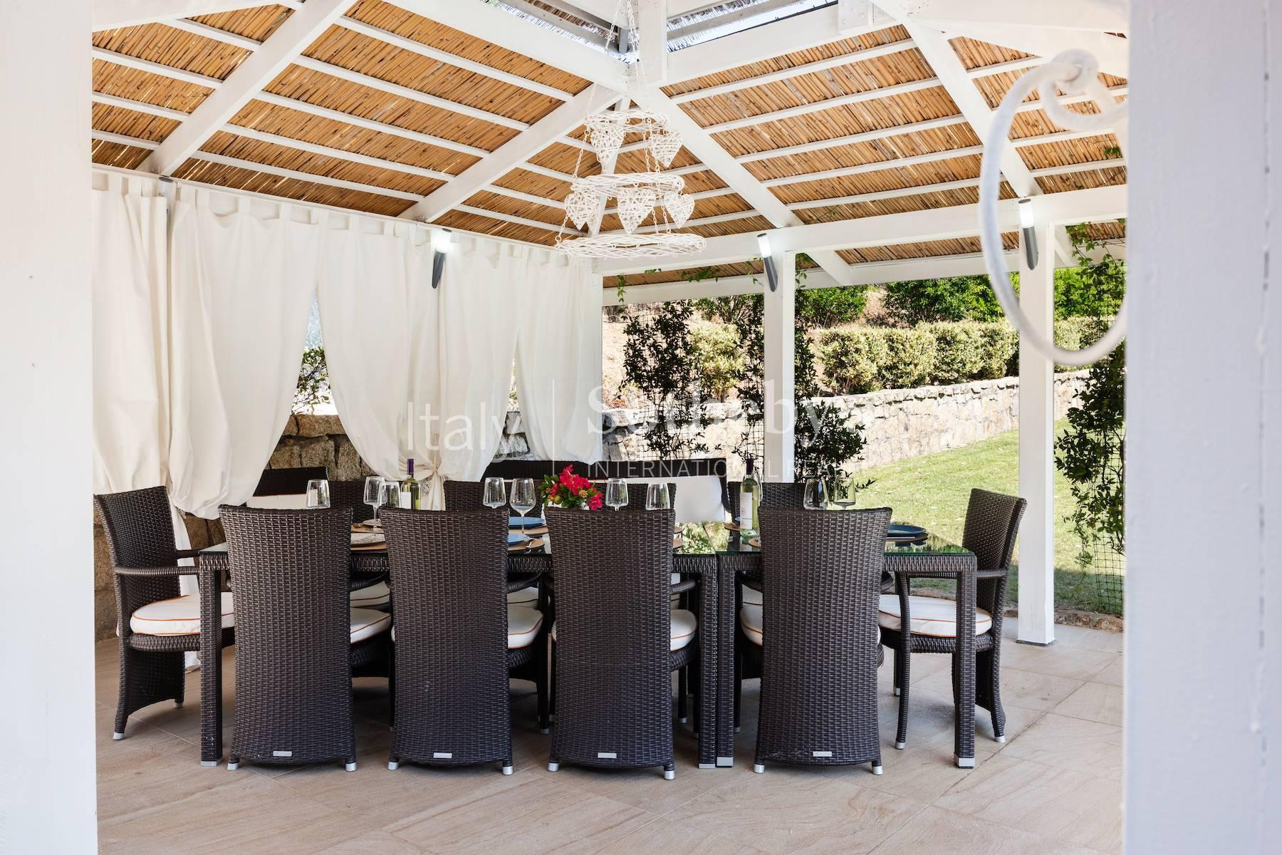 Villa con vista mare e grande giardino a Baja Sardinia, in vendita, Arzachena | Sotheby’s Realty Italy - 24