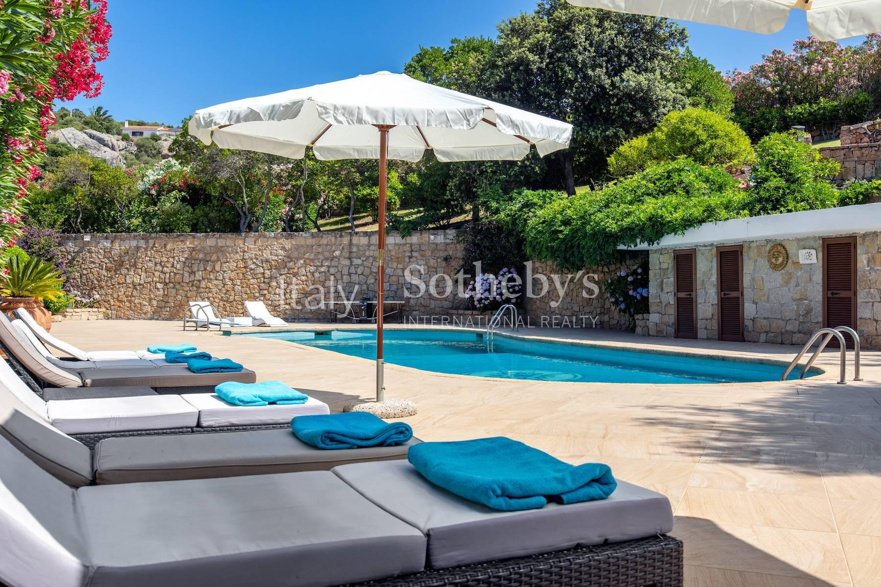 Villa con vista mare e grande giardino a Baja Sardinia, in vendita, Arzachena | Sotheby’s Realty Italy - 28