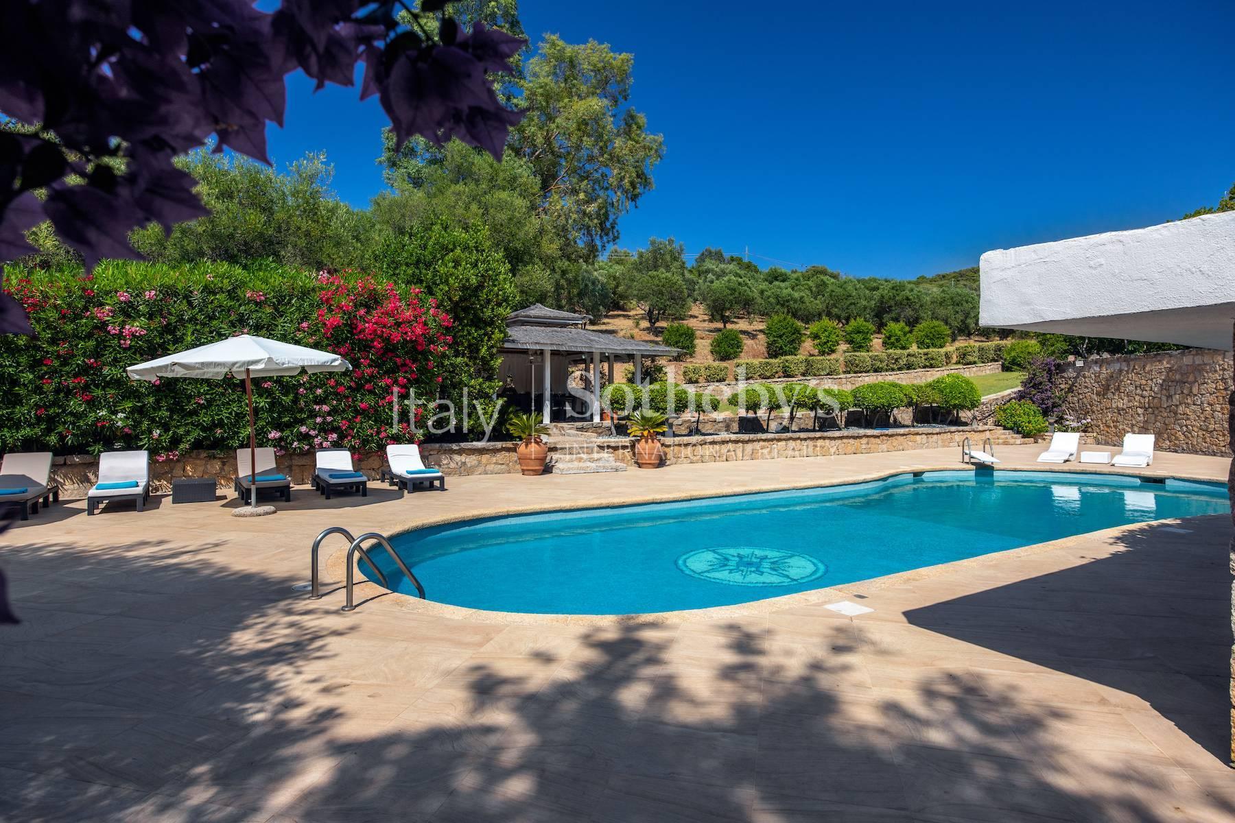 Villa con vista mare e grande giardino a Baja Sardinia, in vendita, Arzachena | Sotheby’s Realty Italy - 25