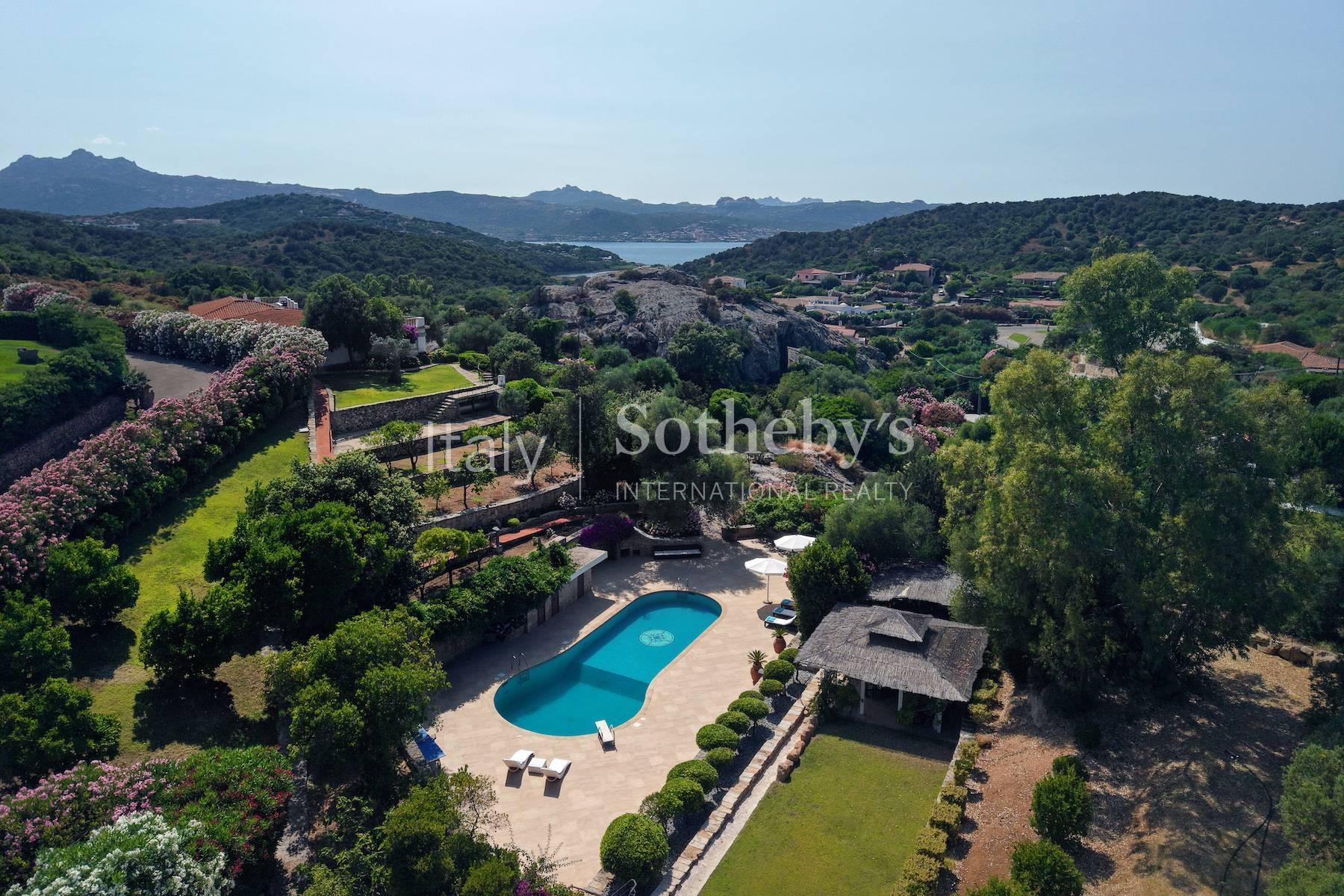 Villa con vista mare e grande giardino a Baja Sardinia, in vendita, Arzachena | Sotheby’s Realty Italy - 33