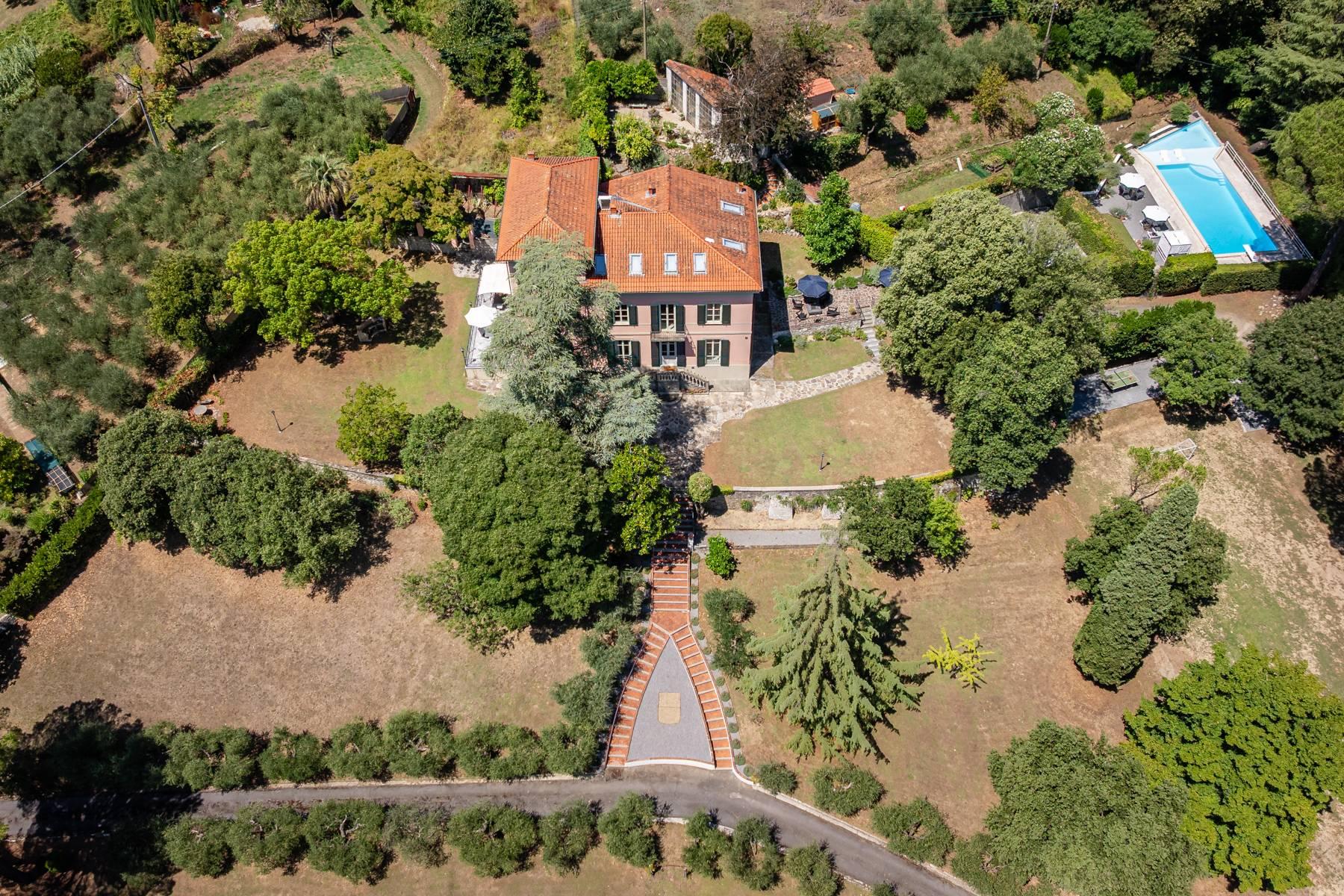 Elegante villa liberty tra le colline di Lucca - 1