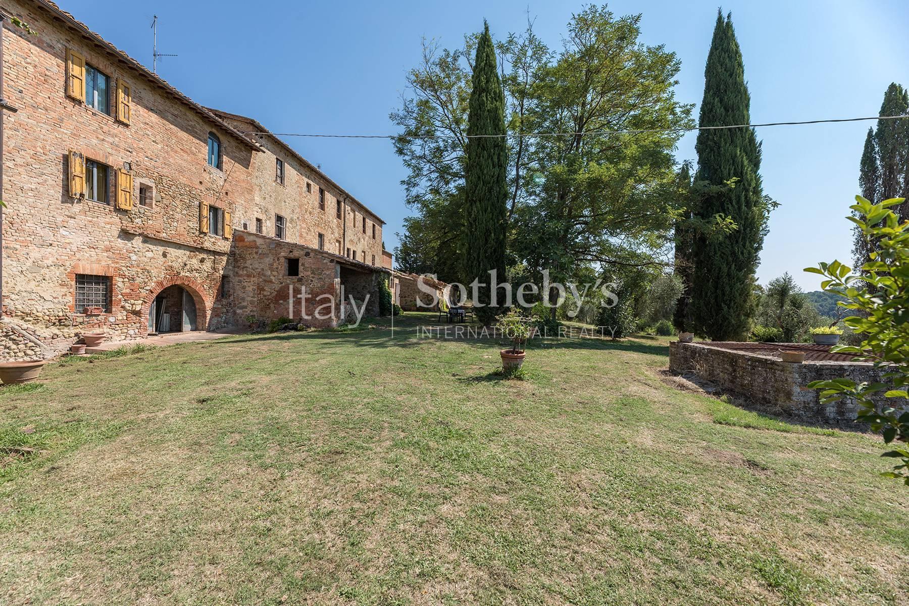 Storico borgo con vigna da restaurare nel Chianti classico - 3