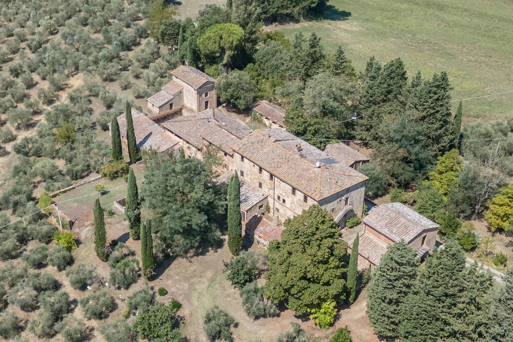 Storico borgo con vigna da restaurare nel Chianti classico - 1