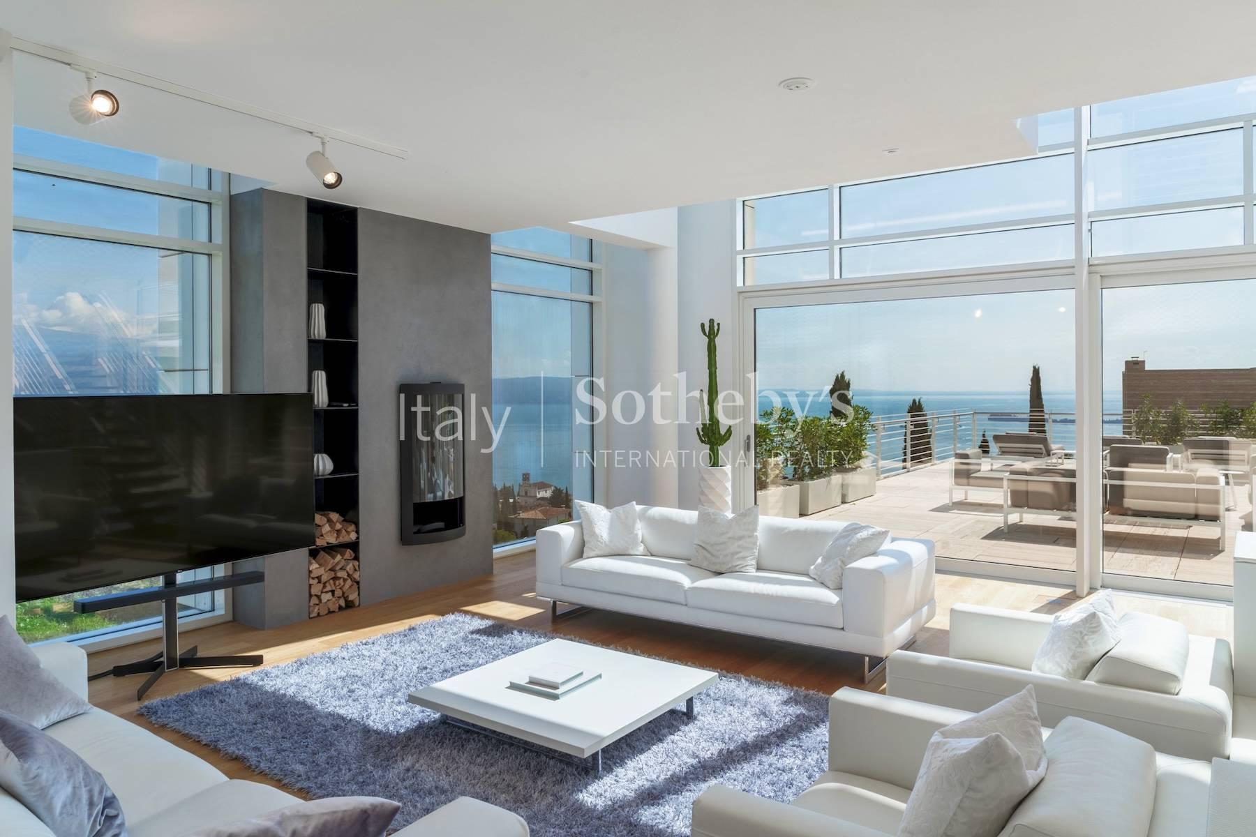 Lake view villa designed by architect Richard Meier - 6