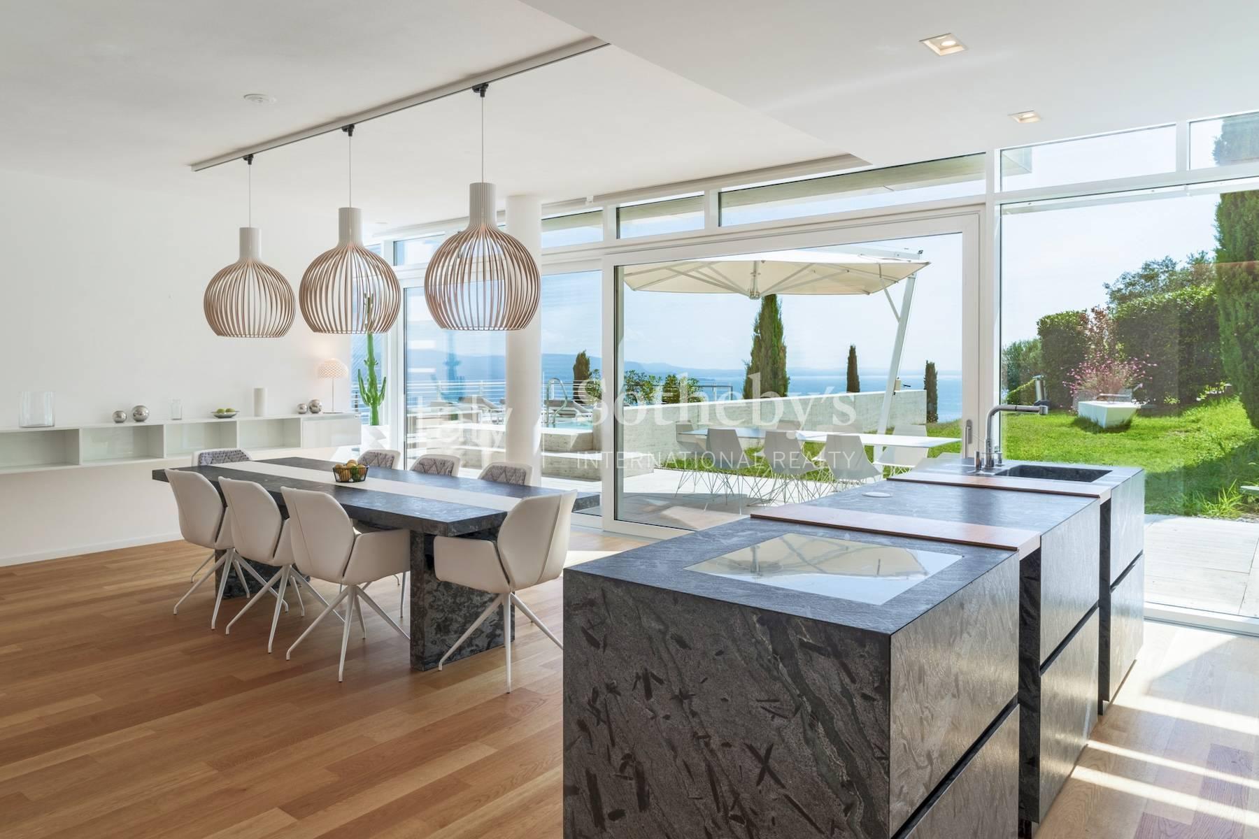 Lake view villa designed by architect Richard Meier - 7