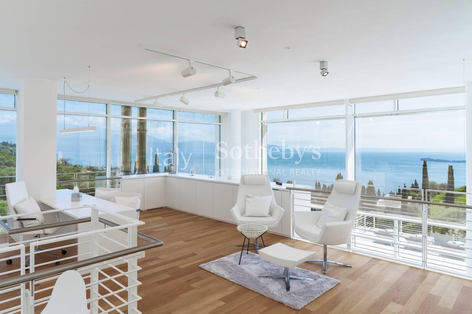 Lake view villa designed by architect Richard Meier - 8