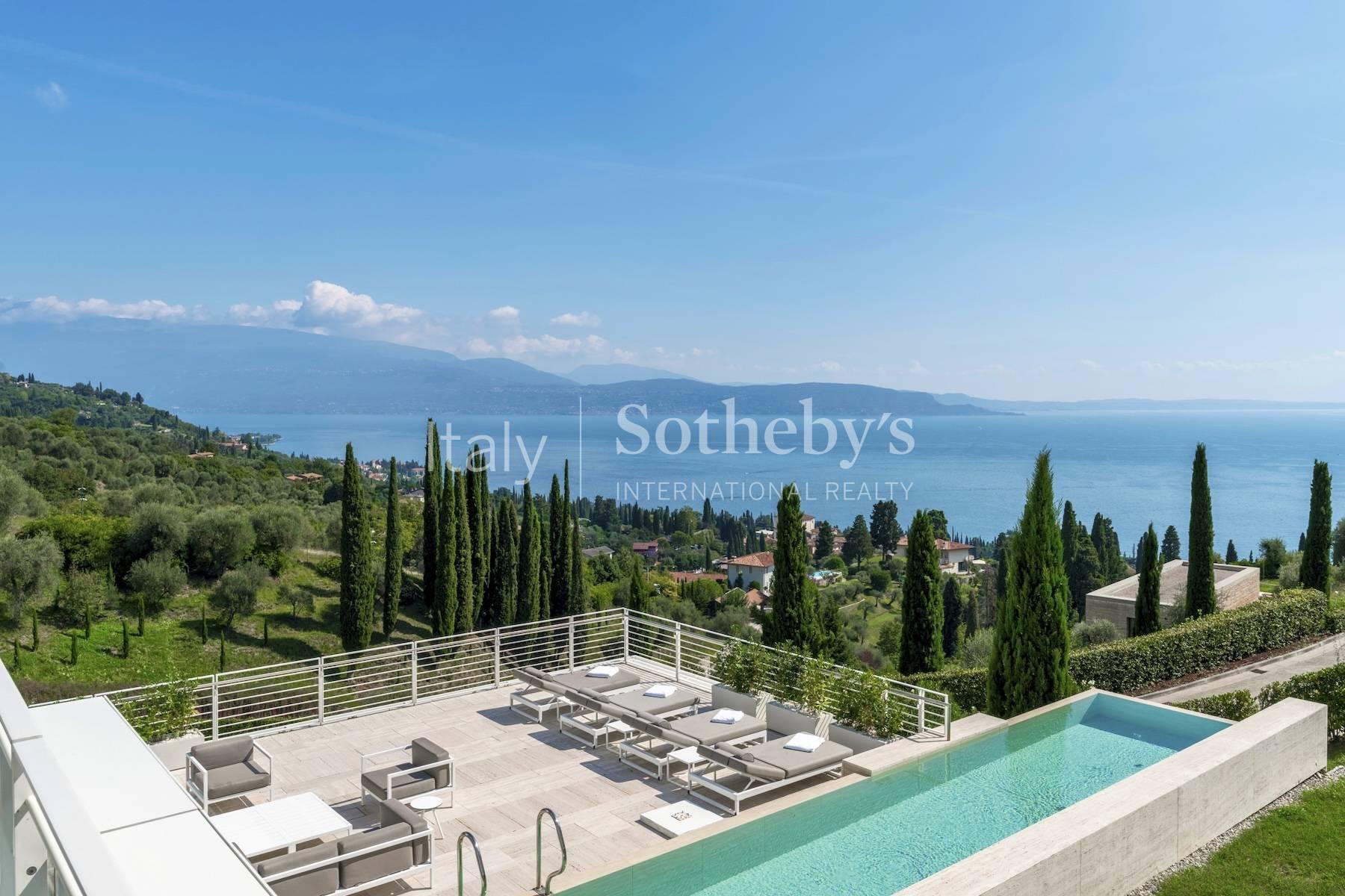 Lake view villa designed by architect Richard Meier - 3