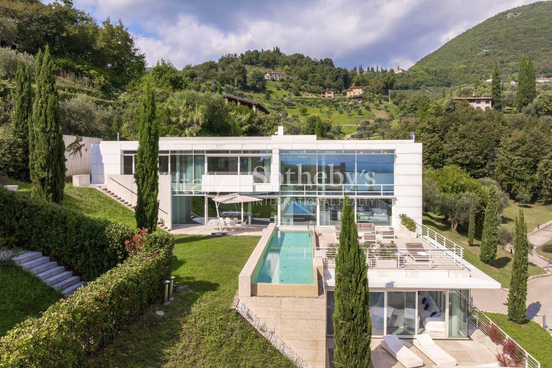 Lake view villa designed by architect Richard Meier - 2