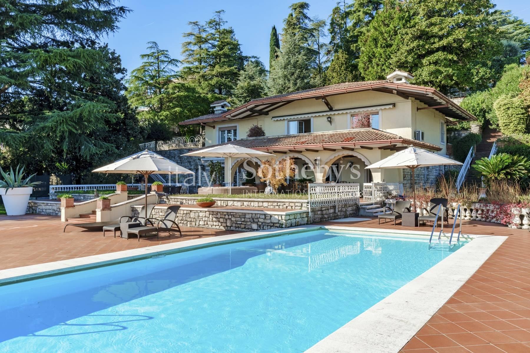 Prestigious lakefront estate with private boathouse and dock - 4
