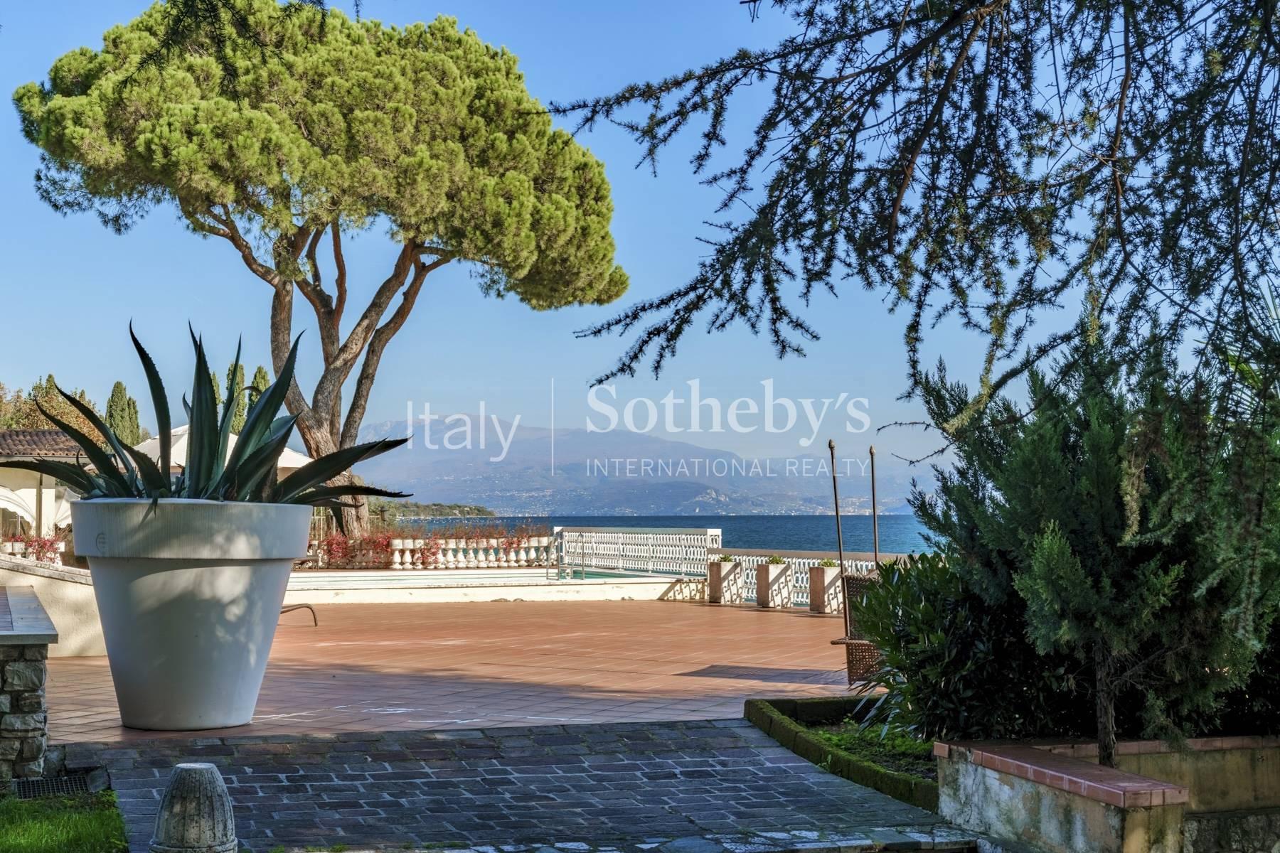 Prestigiosa proprietà fronte lago con darsena e pontile - 8