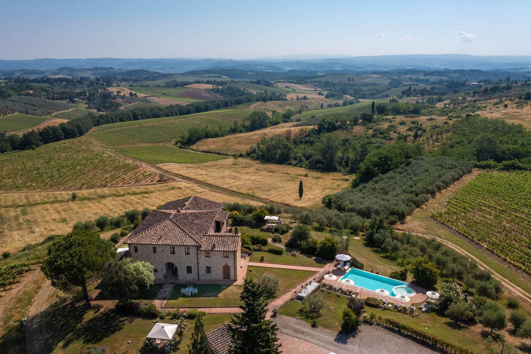 Azienda vitivinicola con antico casale a San Gimignano - 1