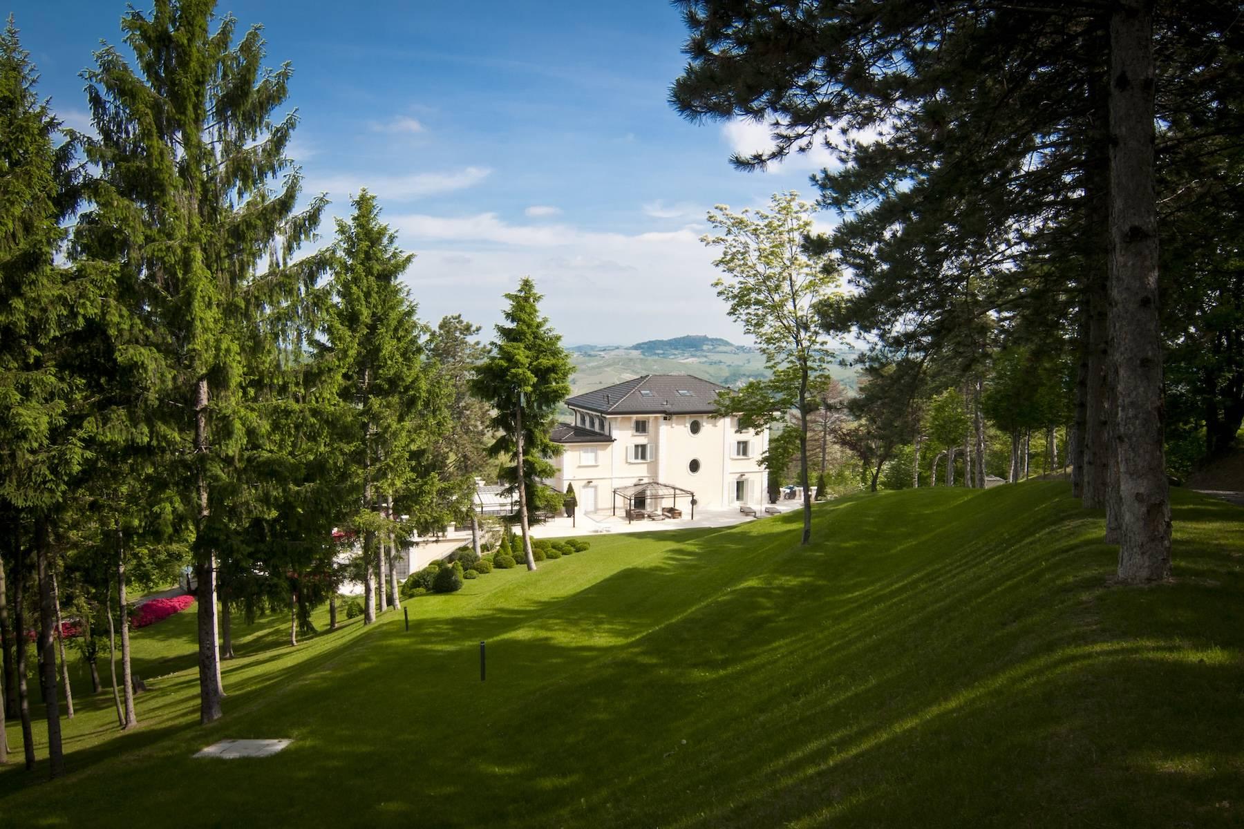 Elegant Hilltop Estate with Private Spa in Oltrepò Pavese - 1