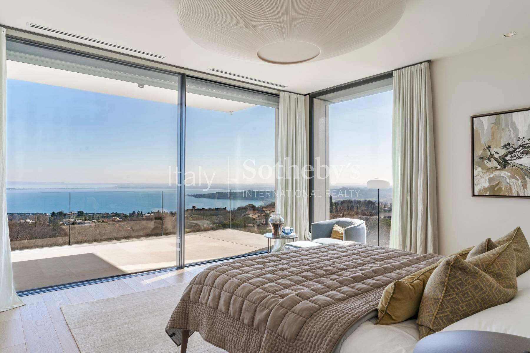 Esclusiva villa sul Garda con piscina a sfioro e vista panoramica, in vendita, Padenghe sul Garda | Sotheby’s Realty Italy - 9
