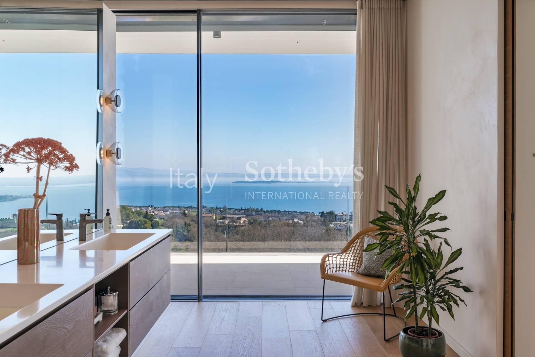 Esclusiva villa sul Garda con piscina a sfioro e vista panoramica, in vendita, Padenghe sul Garda | Sotheby’s Realty Italy - 11