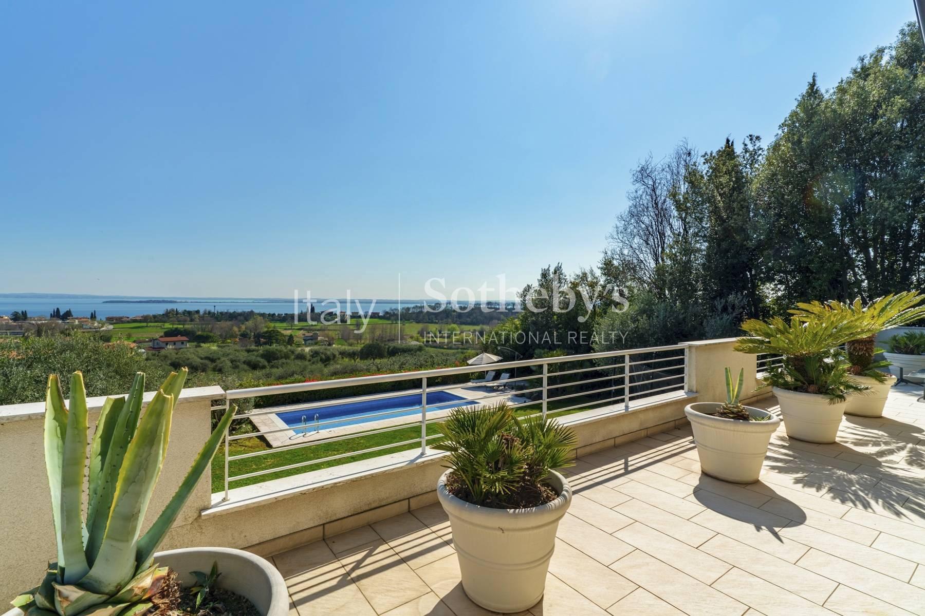 Elegante villa panoramica con piscina e vista lago, in vendita, Soiano del Lago | Sotheby’s Realty Italy - 14