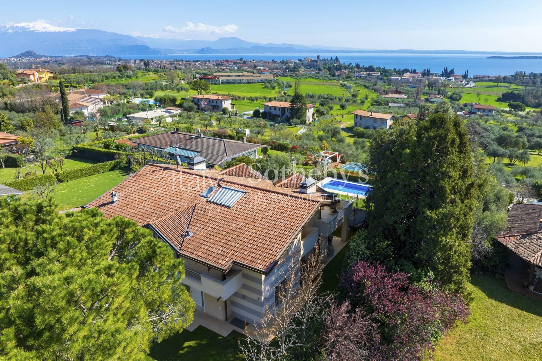 Elegante villa panoramica con piscina e vista lago, in vendita, Soiano del Lago | Sotheby’s Realty Italy - 16