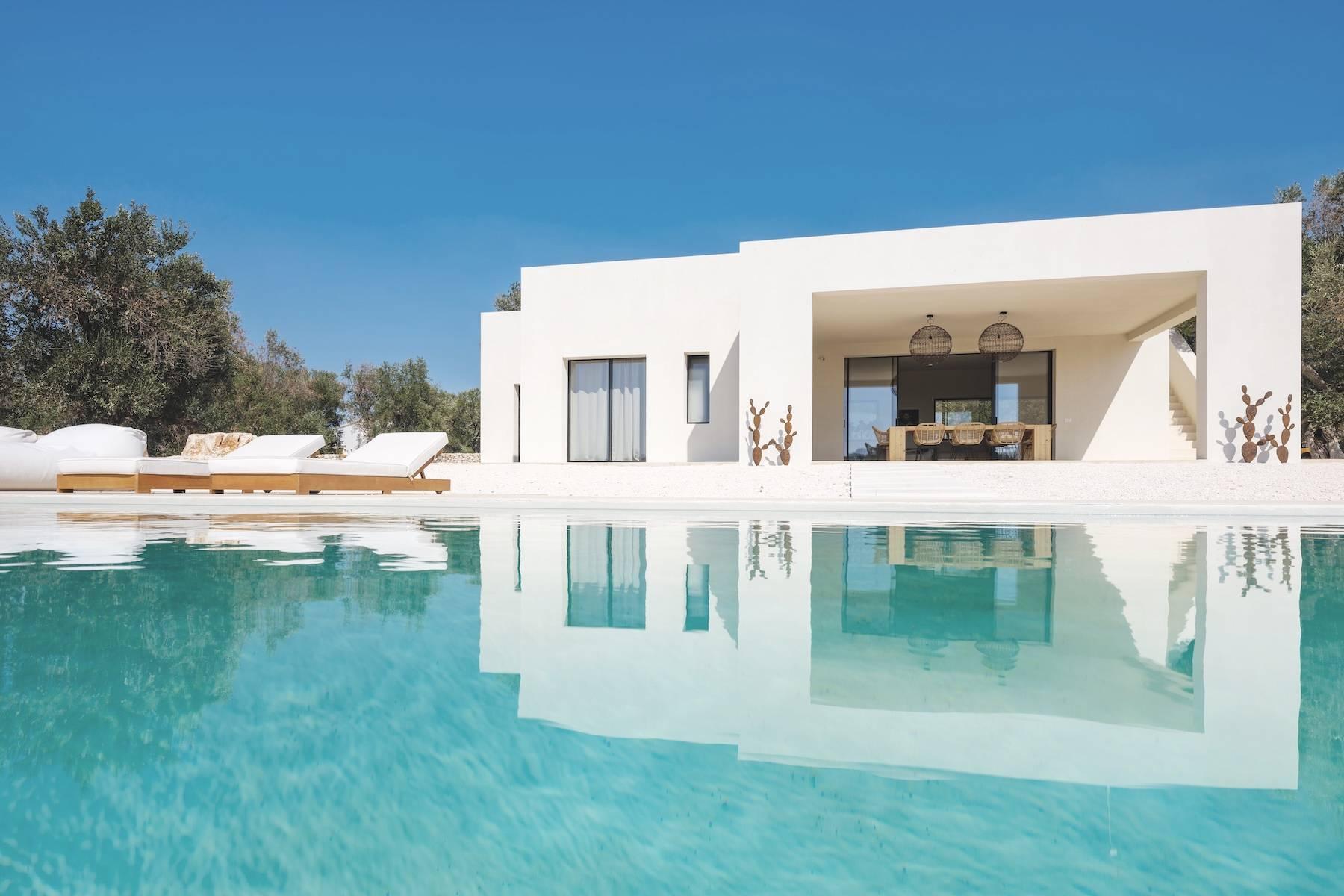 Villa di design con piscina a sfioro immersa in un uliveto - 1