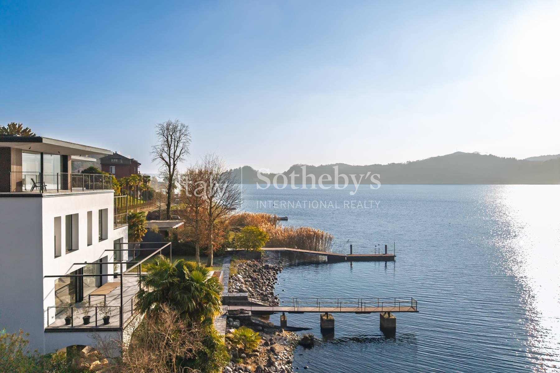 Exclusive villa with swimming pool and private dock - 2