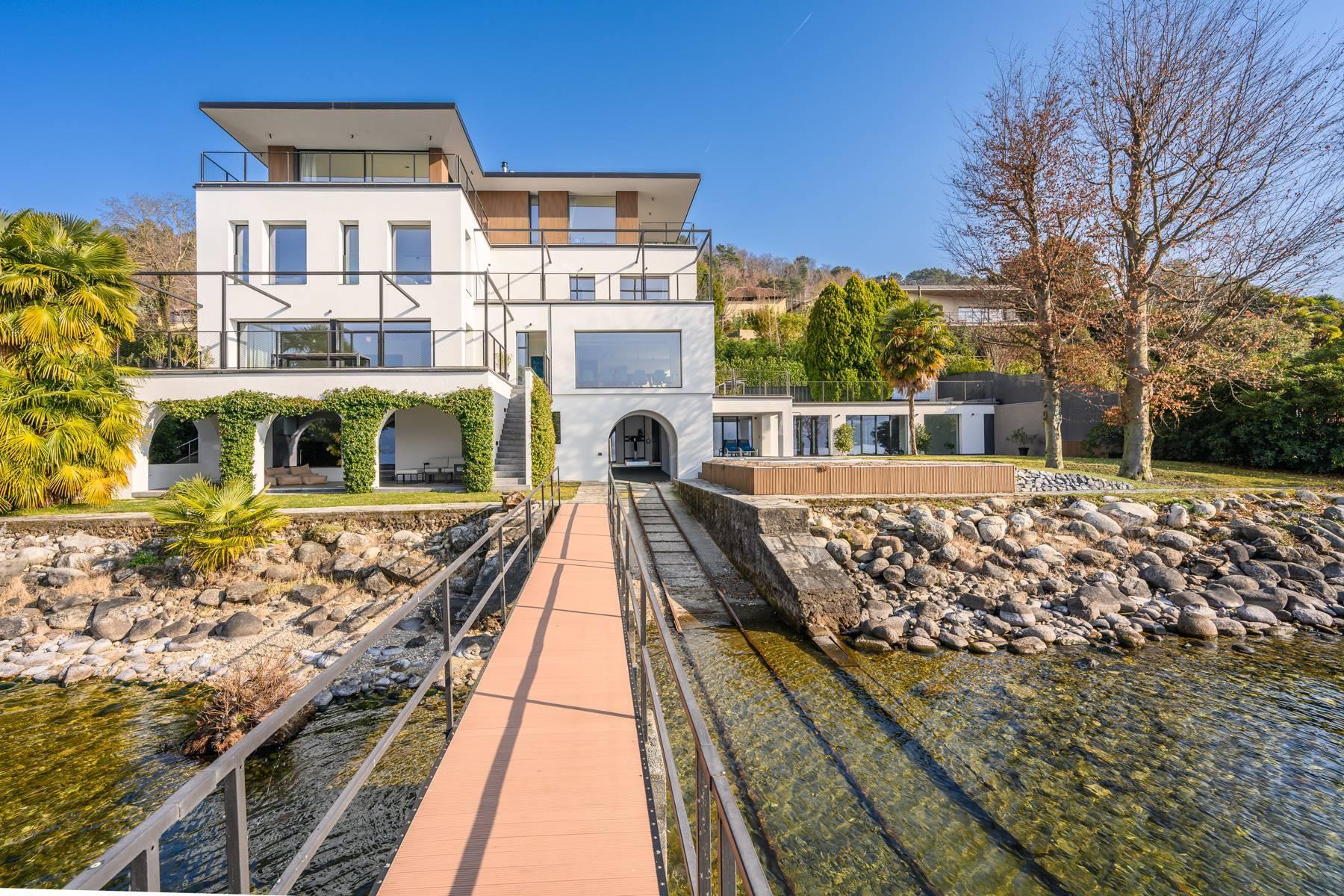 Exclusive villa with swimming pool and private dock - 1
