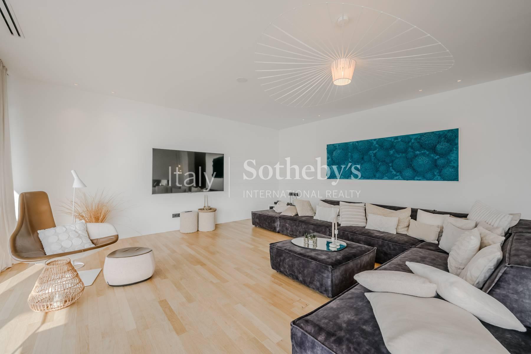 Exclusive villa with swimming pool and private dock - 4