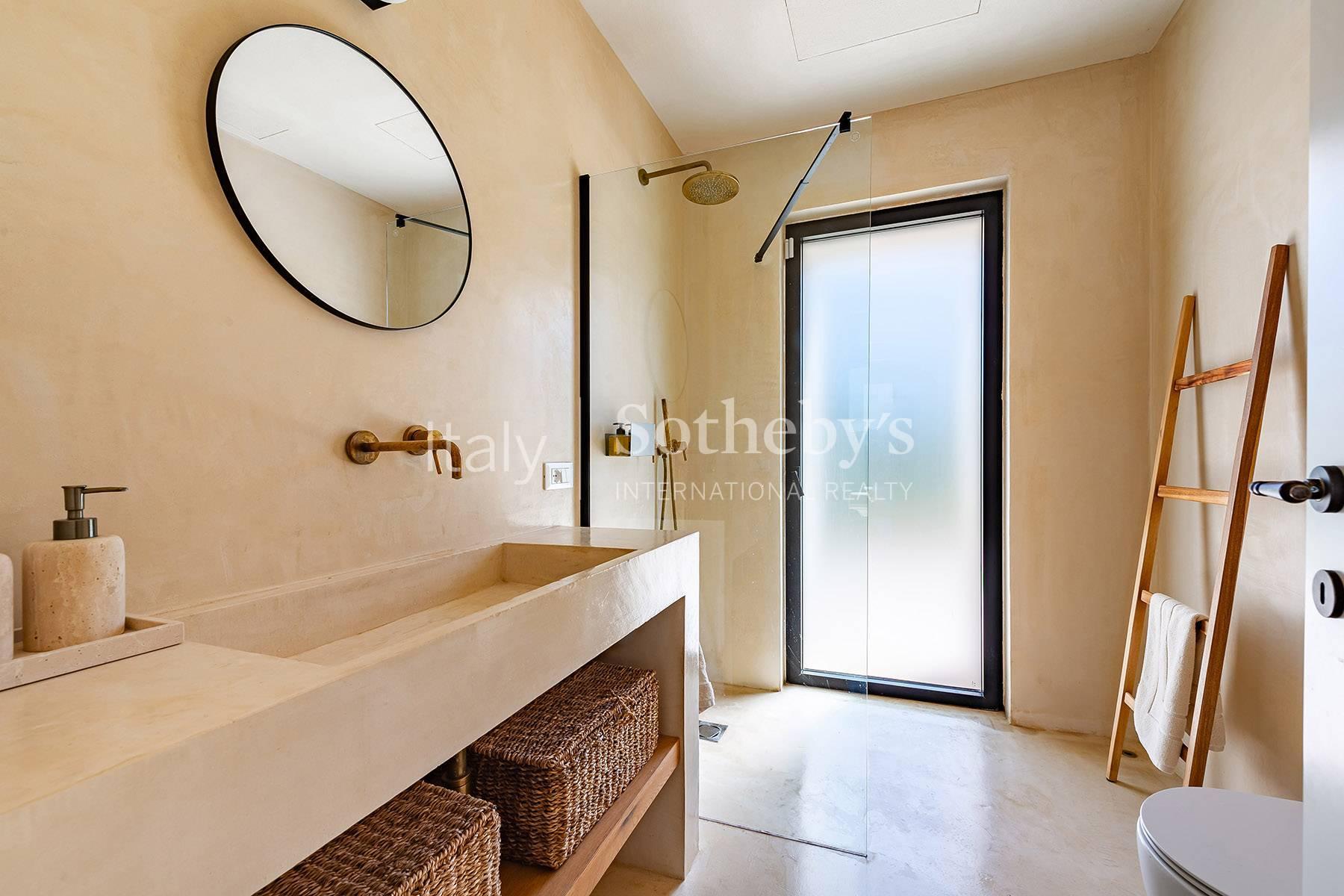 Villa di design con piscina a sfioro immersa in un uliveto, in vendita, Ostuni | Sotheby’s Realty Italy - 12