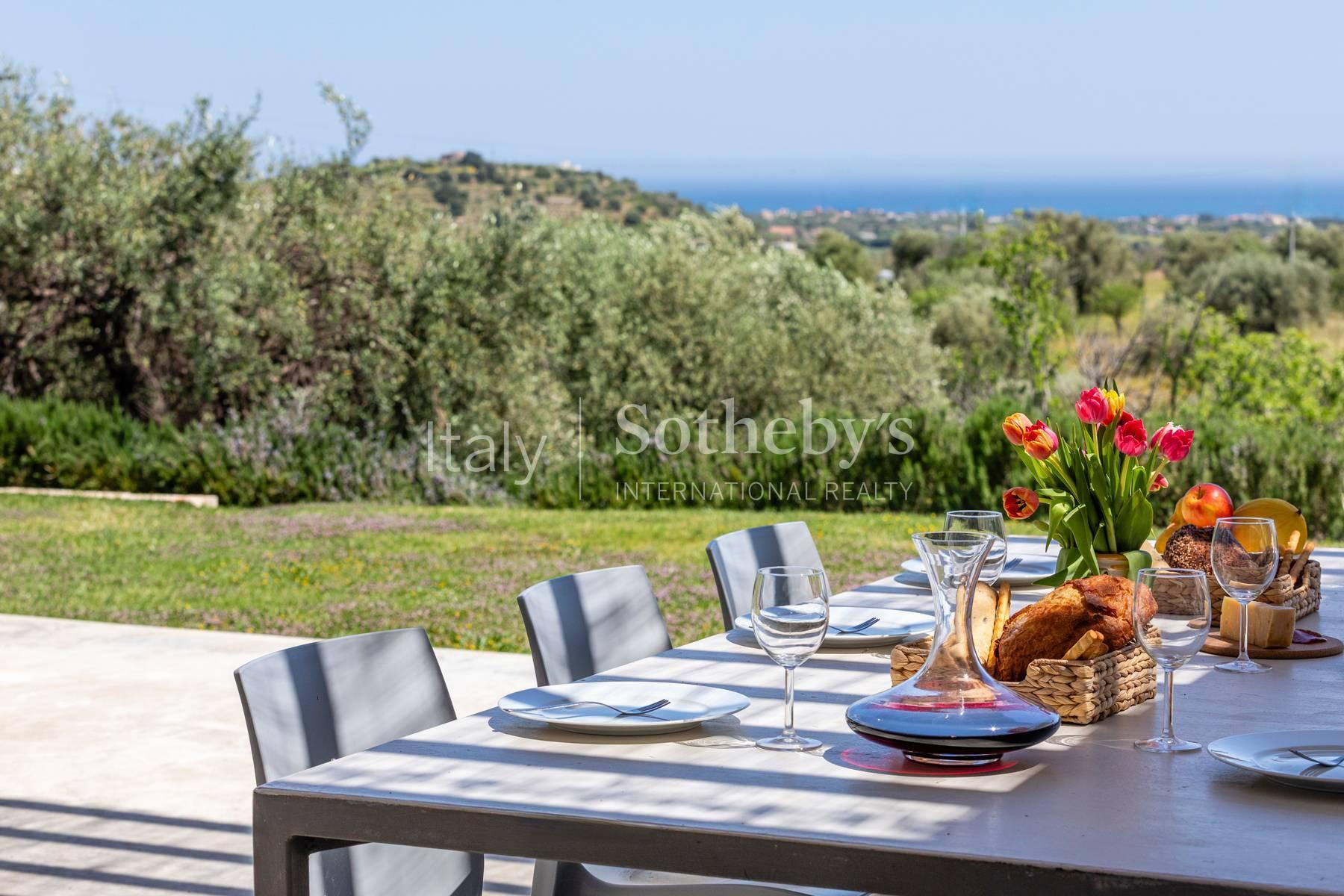 Villa panoramica con vista sul Mediterraneo, in vendita, Noto | Sotheby’s Realty Italy - 4