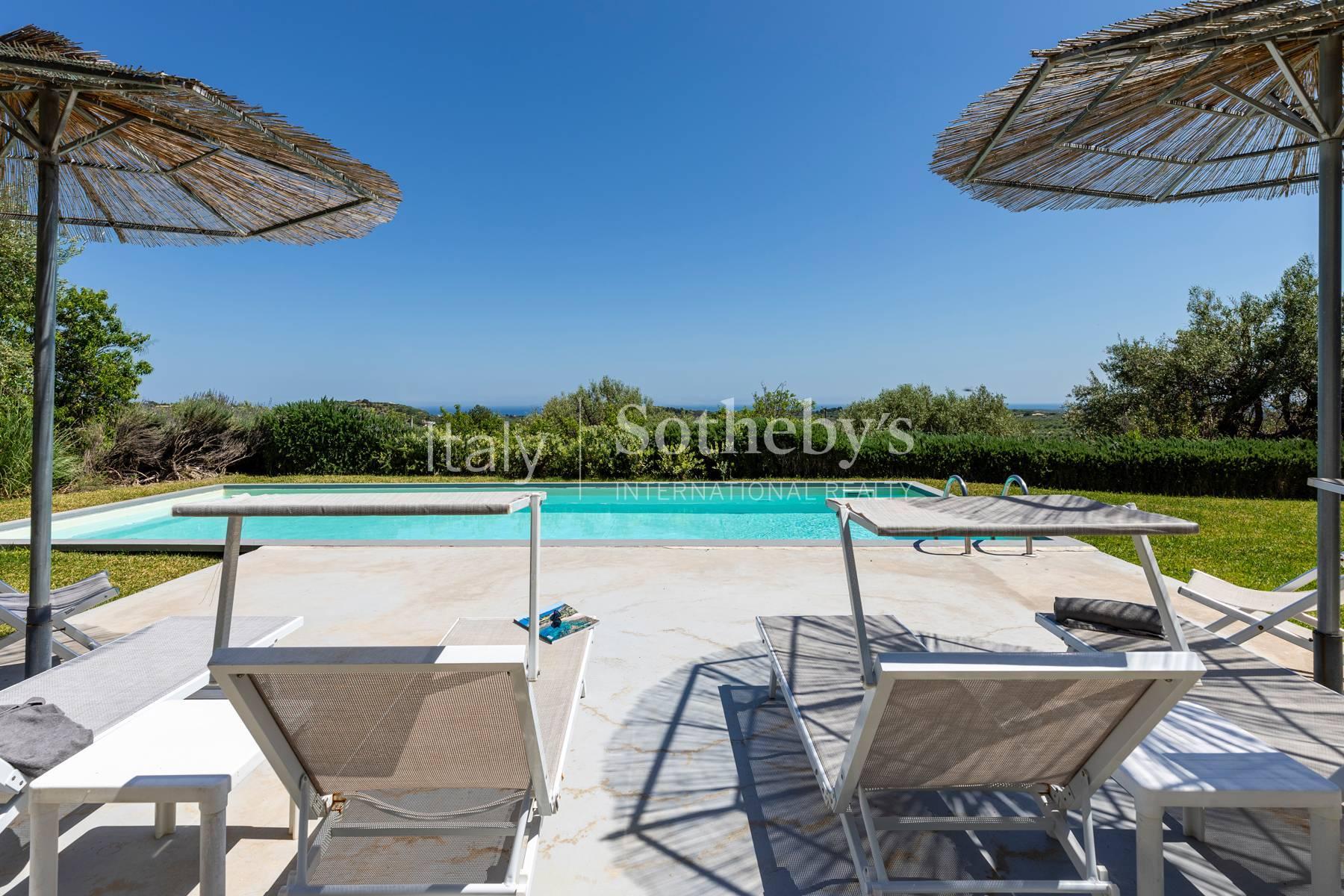 Villa panoramica con vista sul Mediterraneo, in vendita, Noto | Sotheby’s Realty Italy - 3