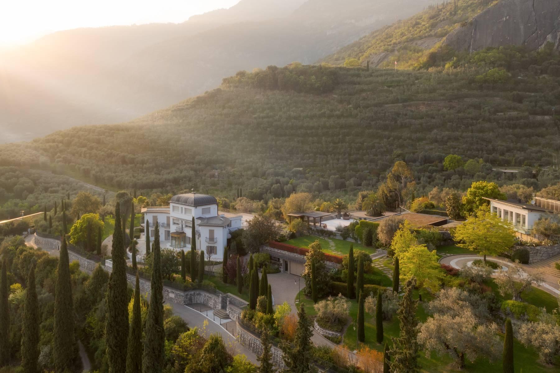 Villa Miravalle: A Historic Residence Between Lake and Mountains - 1