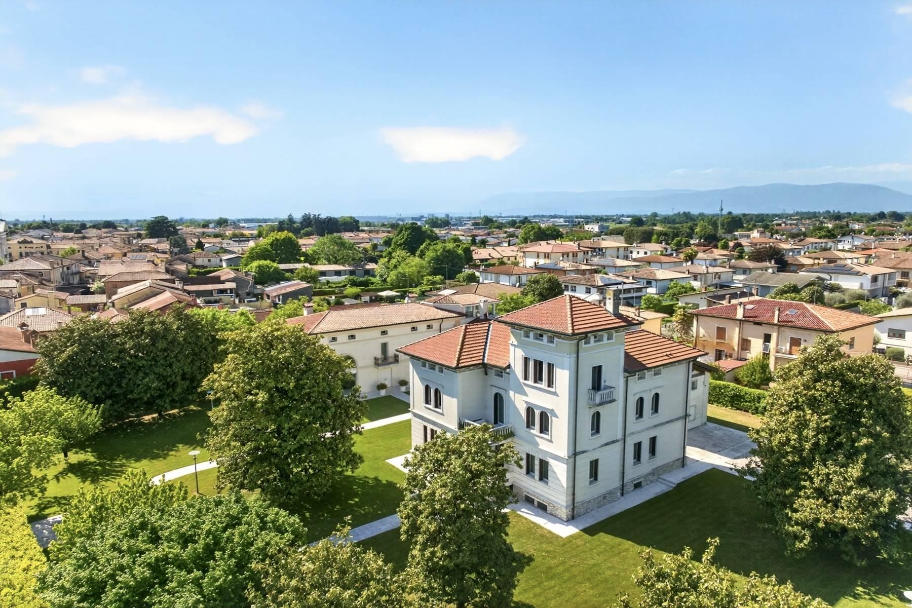 Prestigious Estate with Private Park in the Heart of Veneto - 1