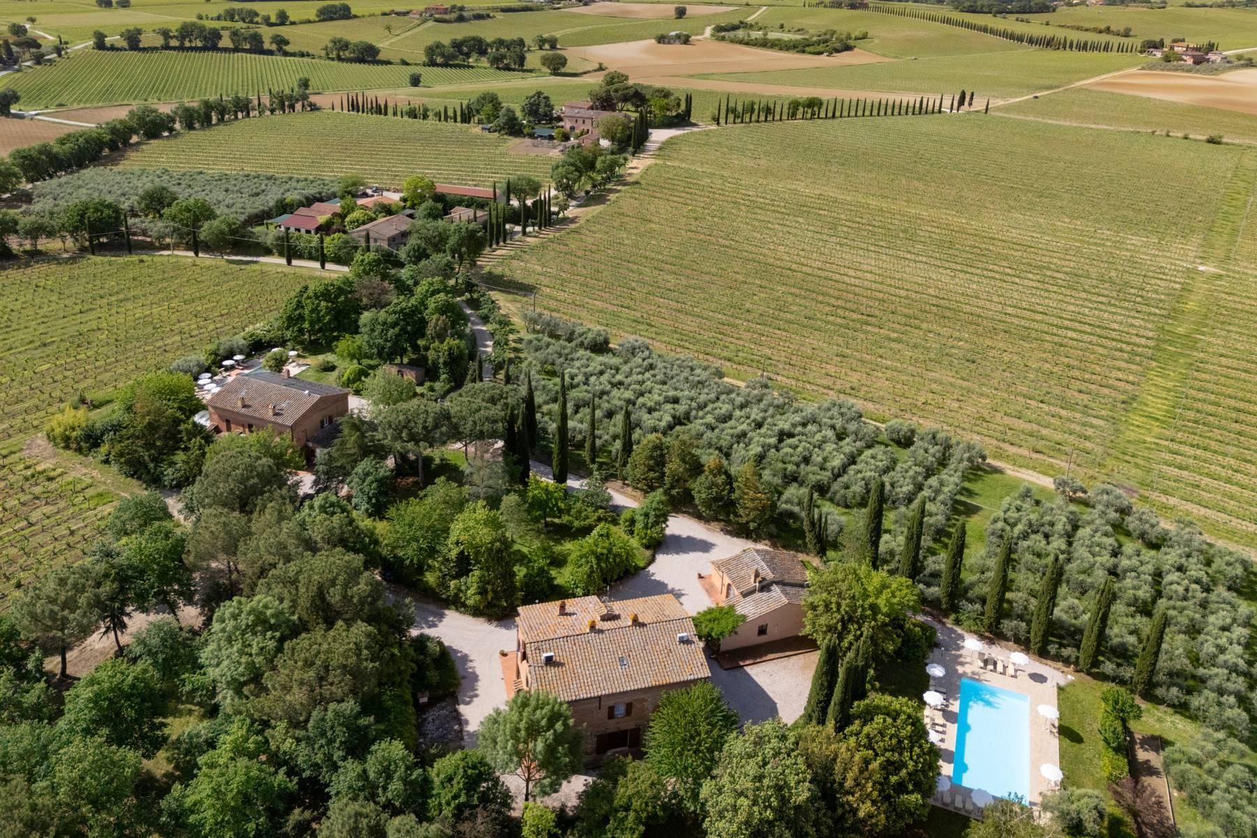 Refined wine estate with agritourism - 1