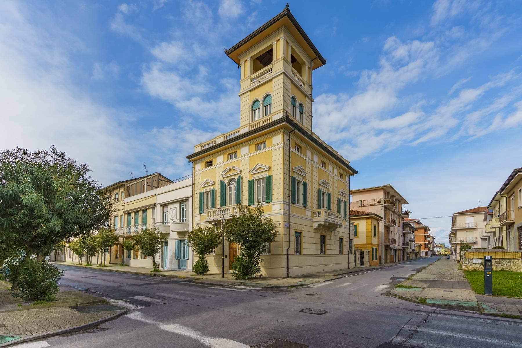Villa liberty con terrazza panoramica a Viareggio - 1