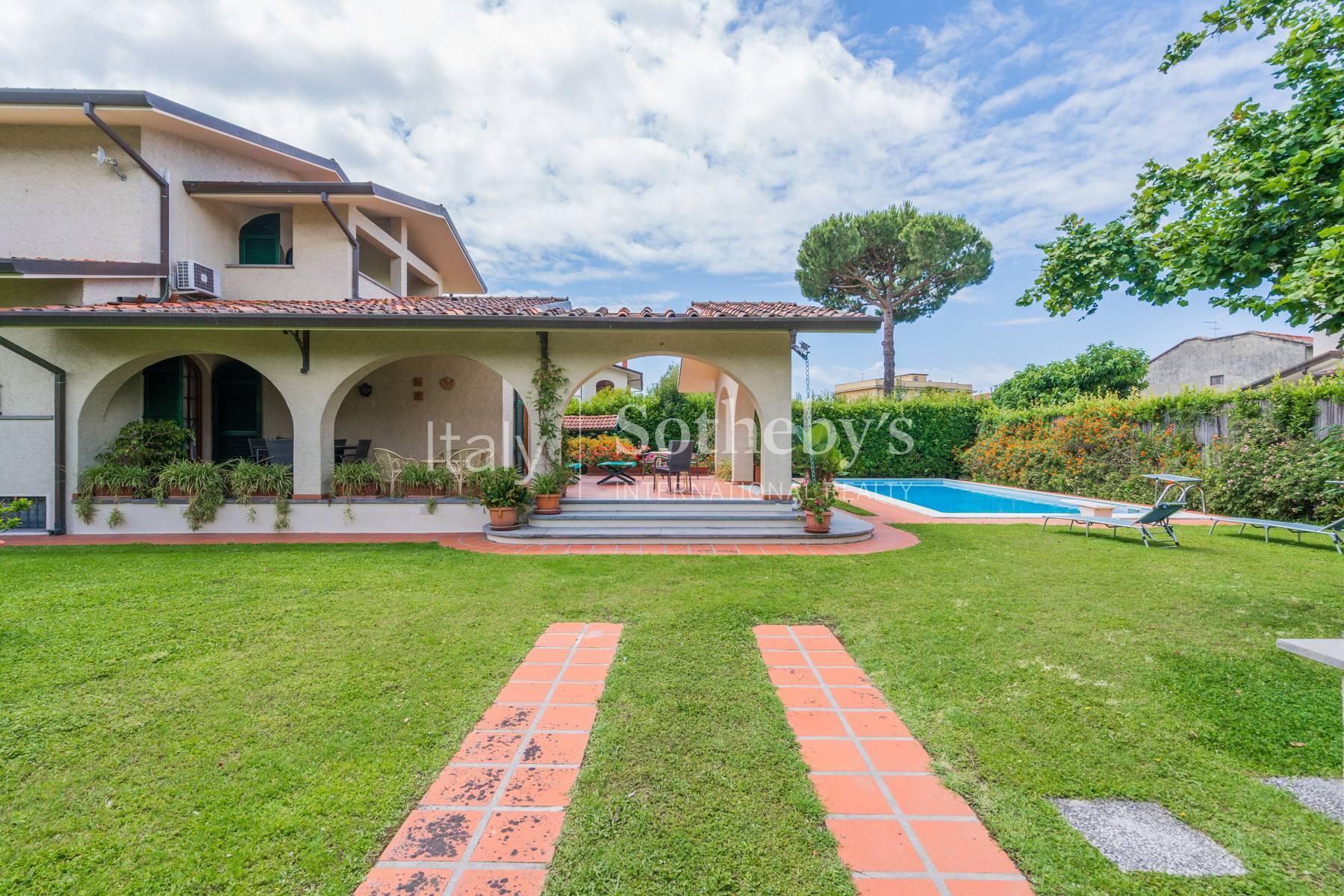 Villa a Forte dei Marmi con piscina e giardino - 3