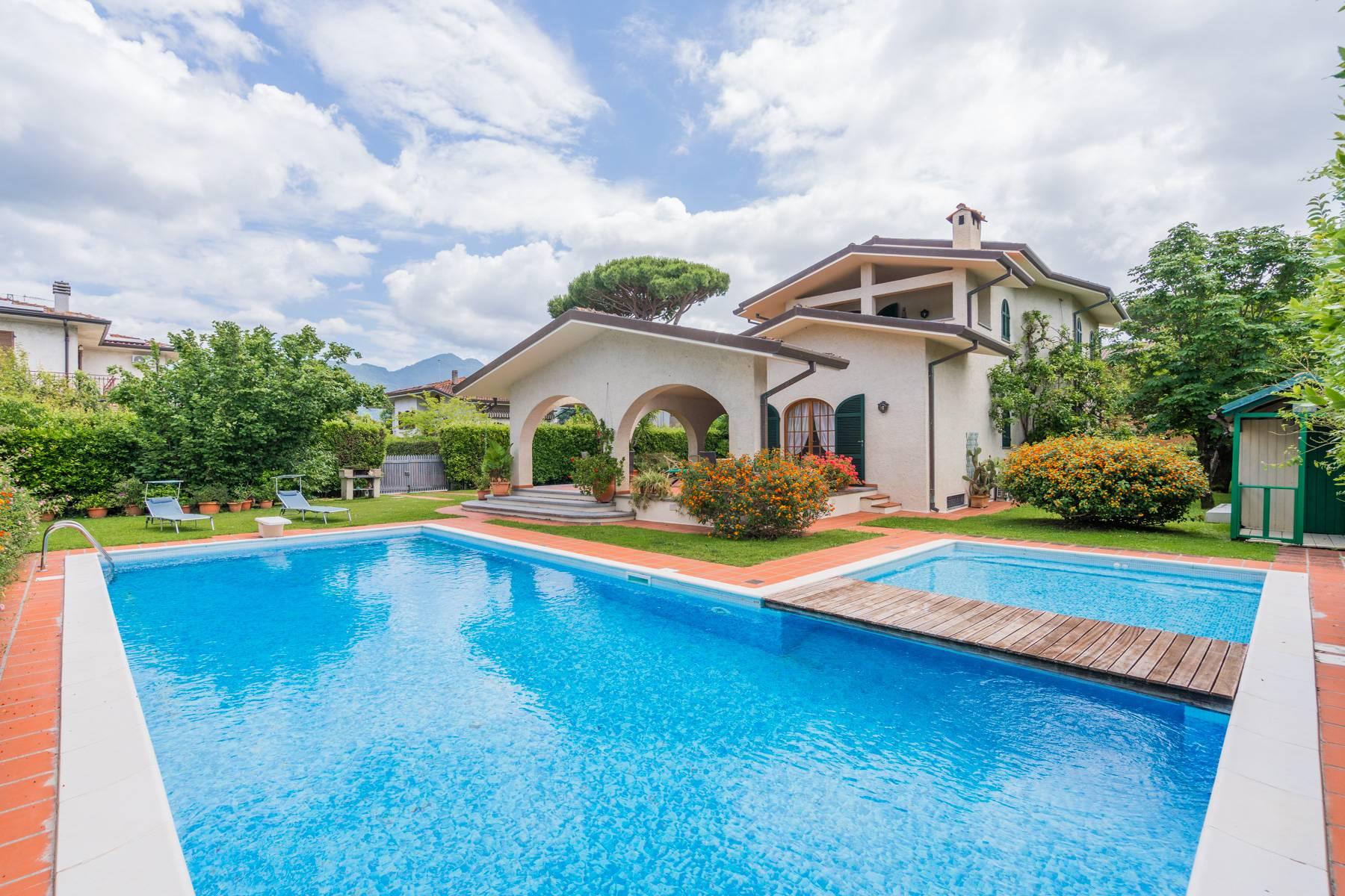 Villa a Forte dei Marmi con piscina e giardino - 1