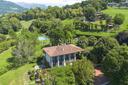 Villa panoramica con grande giardino e piscina, in vendita, Cene | Sotheby’s Realty Italy - 3