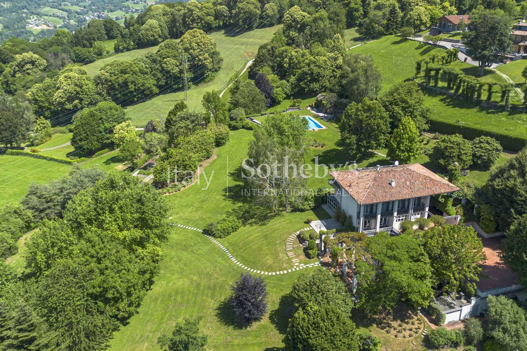 Villa panoramica con grande giardino e piscina, in vendita, Cene | Sotheby’s Realty Italy - 2