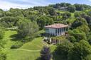 Villa panoramica con grande giardino e piscina, in vendita, Cene | Sotheby’s Realty Italy - 1