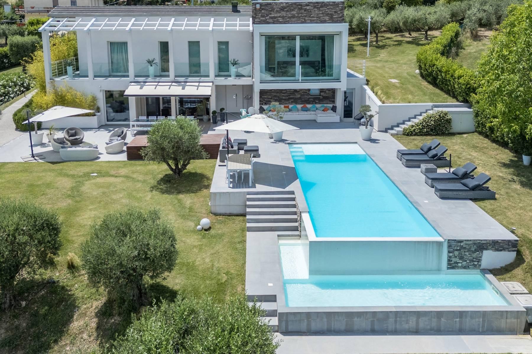 Residenza contemporanea di design immersa nella quiete - 1