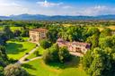Iconica tenuta toscana con ville storiche e parco privato, in vendita, Lucca | Sotheby’s Realty Italy - 1