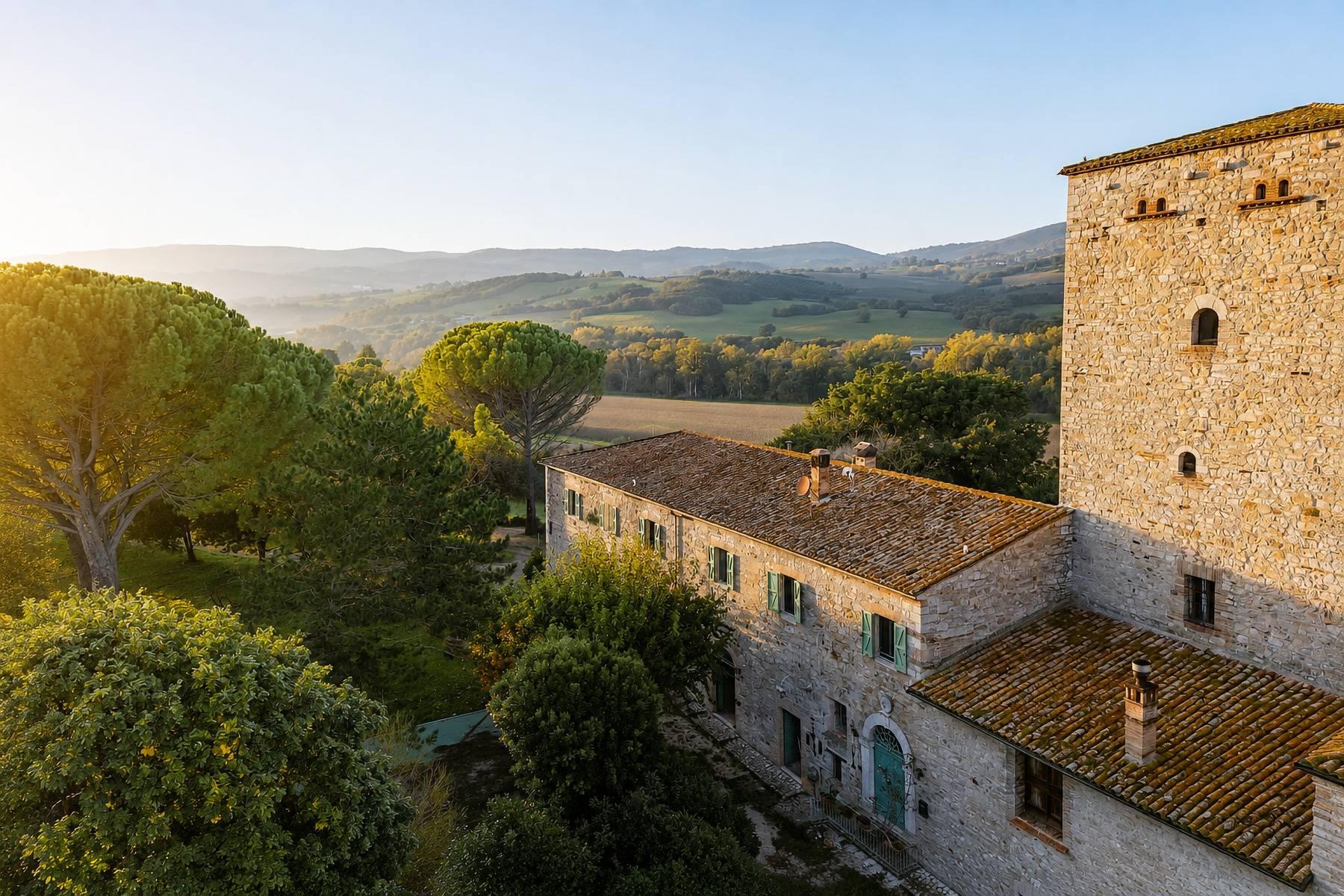 Elegante casale nel borgo medievale con vista su Todi - 1