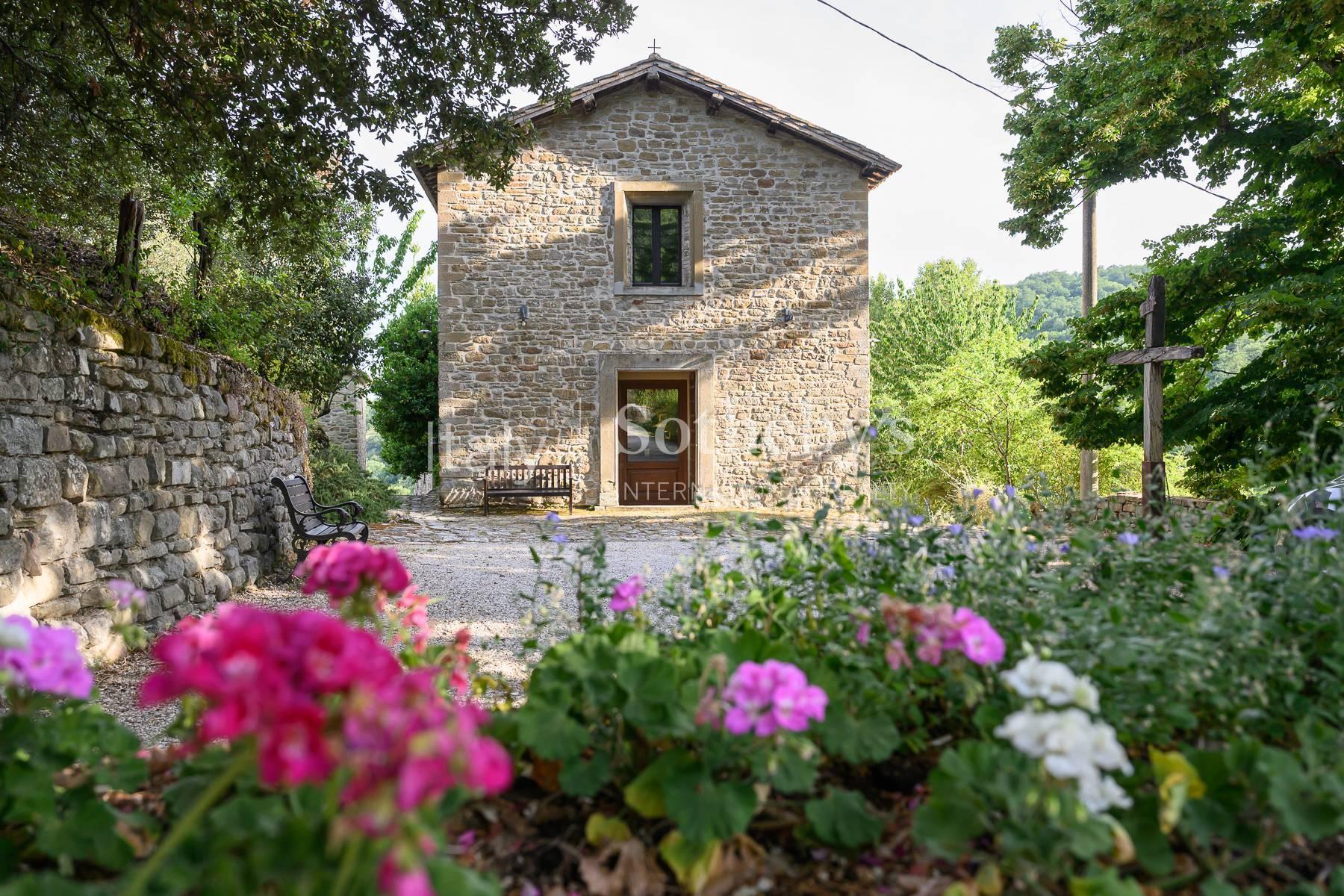 Il Lusso del Silenzio: Borgo Medievale Magnificamente Restaurato a Gubbio - 3