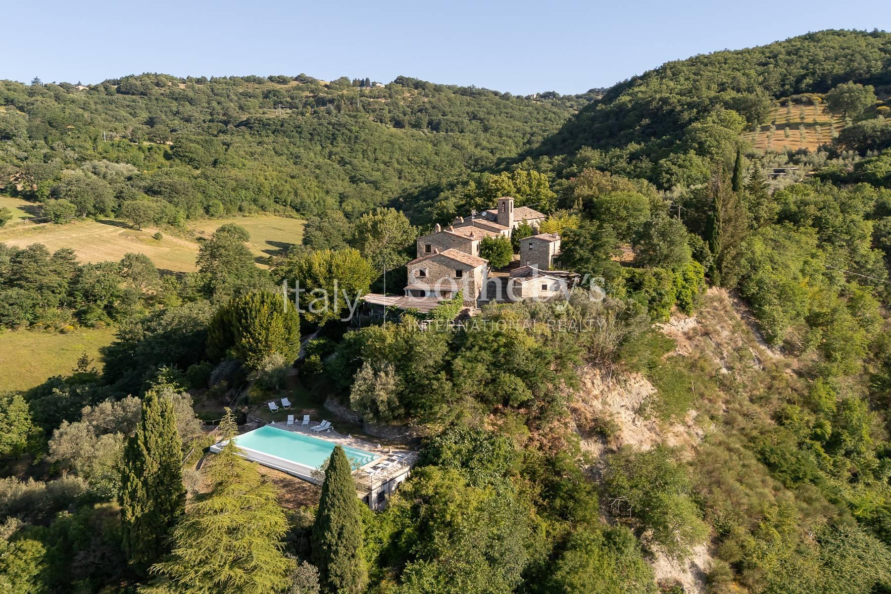 Il Lusso del Silenzio: Borgo Medievale Magnificamente Restaurato a Gubbio - 2
