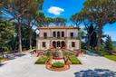 Iconica villa Liberty con campo da tennis sulle colline toscane, in vendita, Fauglia | Sotheby’s Realty Italy - 1