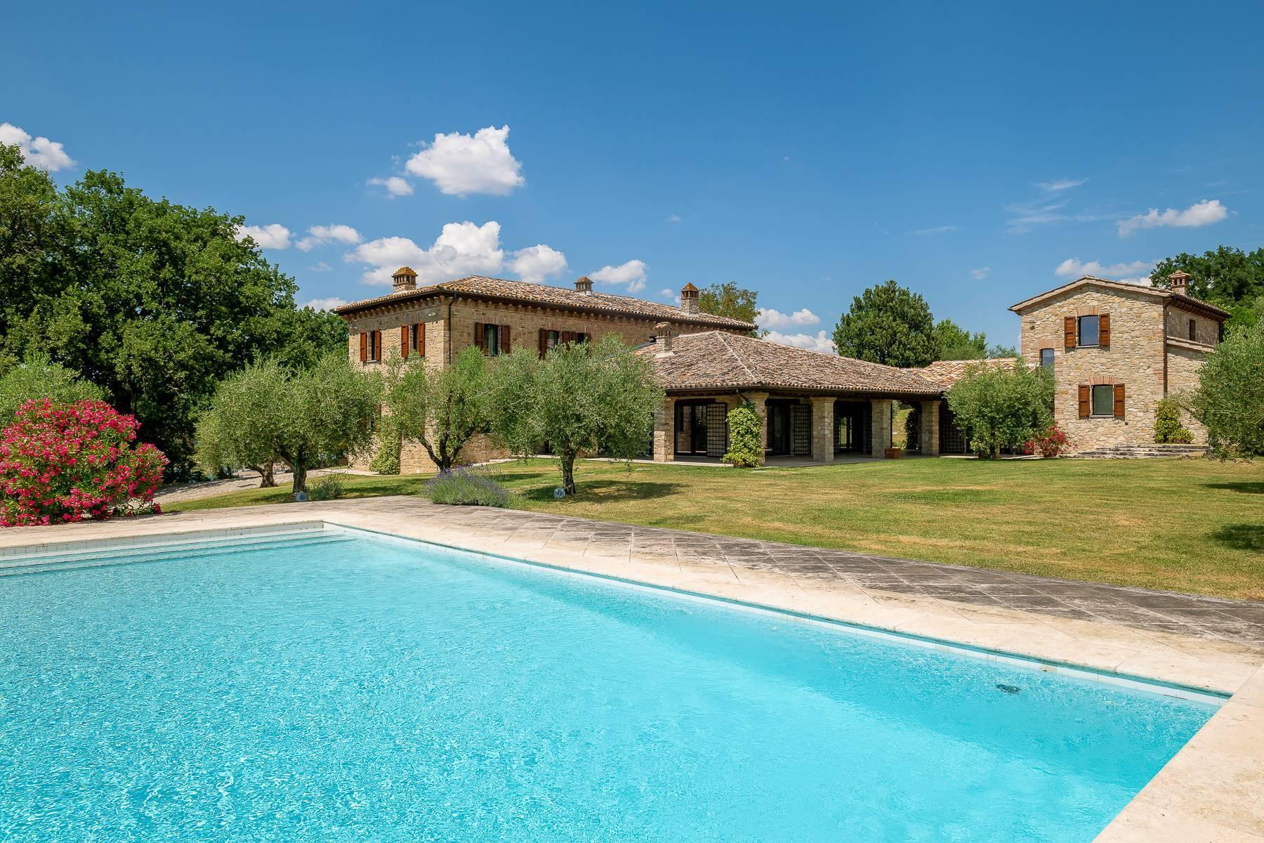 Esclusiva tenuta contemporanea nel cuore dell'Umbria - 1