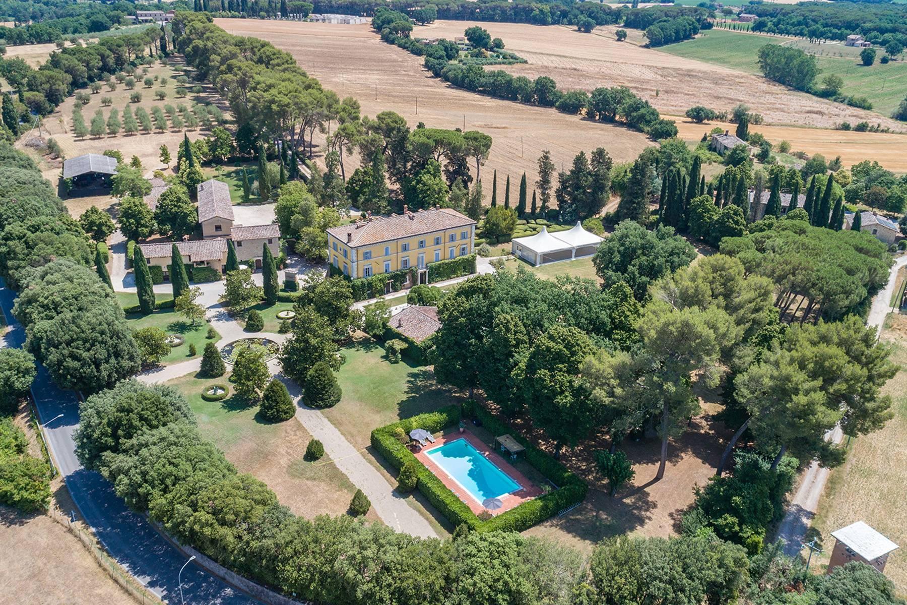Storica tenuta nobiliare con parco monumentale - 1