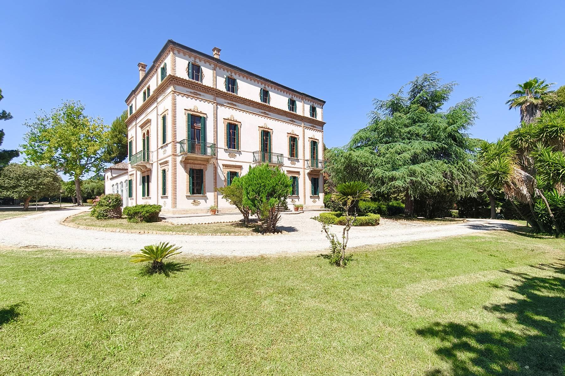 Villa storica con parco e vista mare nelle Marche - 1