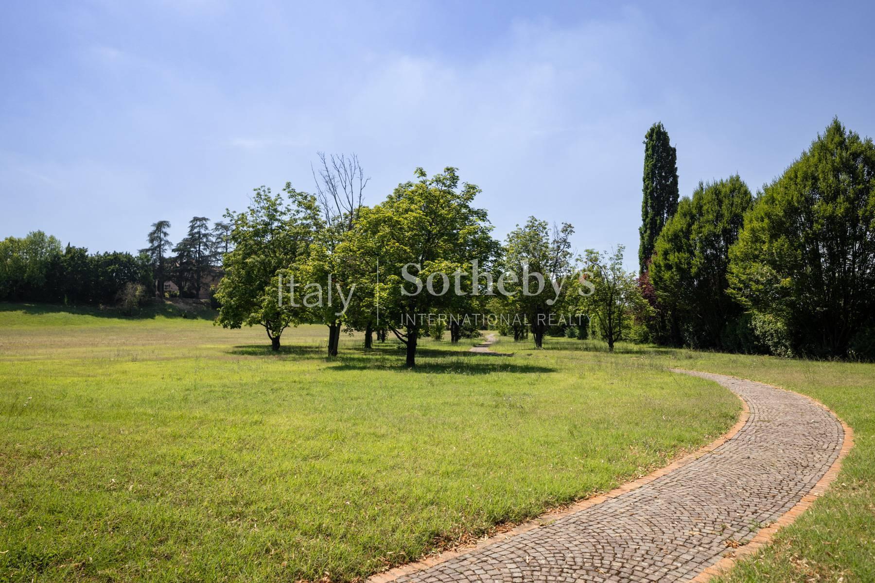 Representative Estate with Three Villas and Private Park - 8