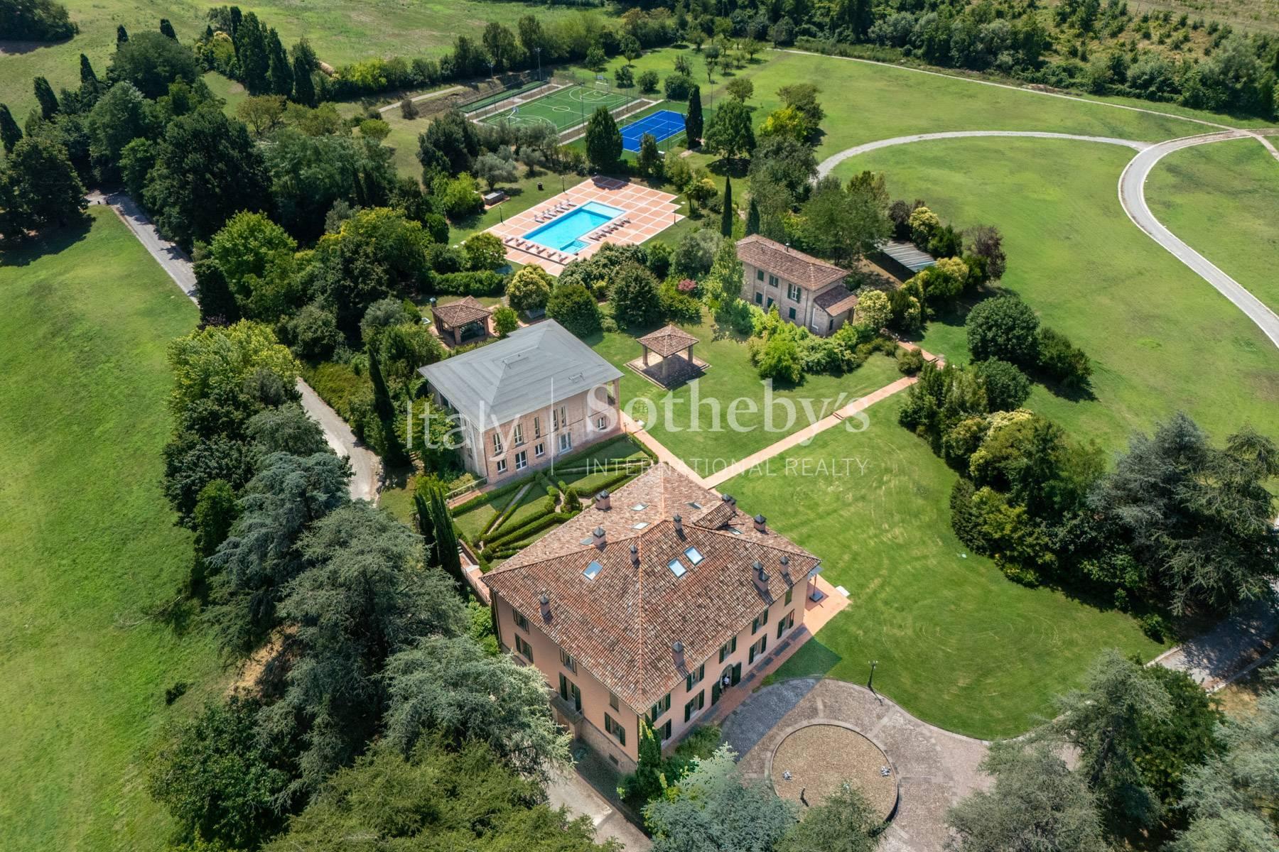 Representative Estate with Three Villas and Private Park - 5